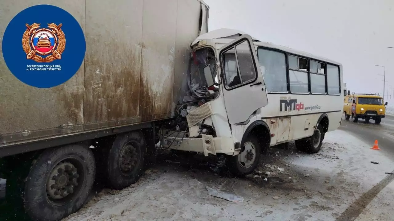 Вахтовый автобус влетел в грузовик на трассе в Татарстане