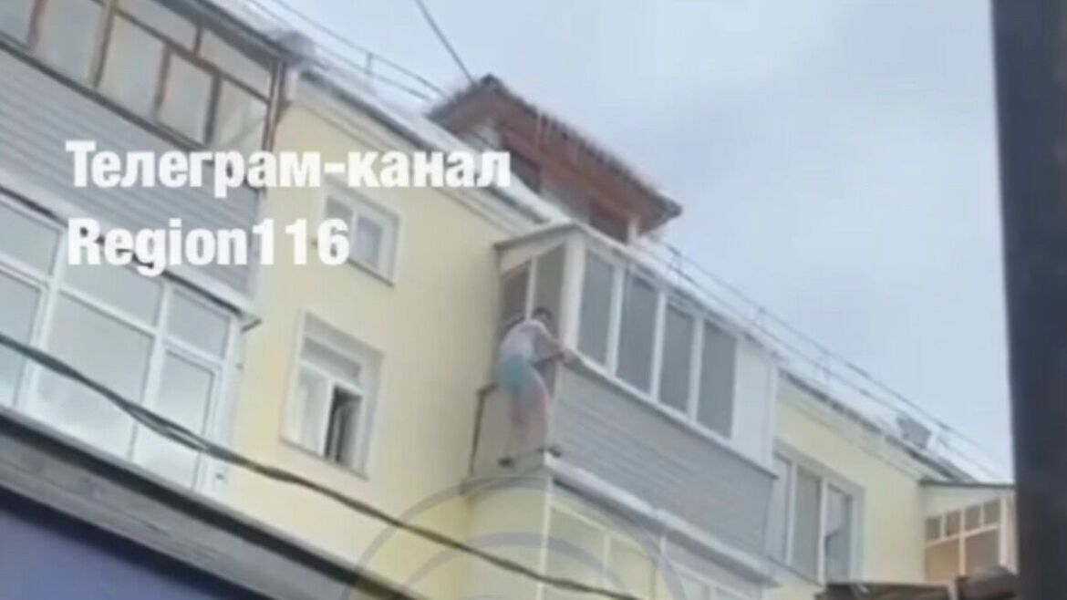 Новый уровень поздравлений: казанцы заметили человека-паука на балконе