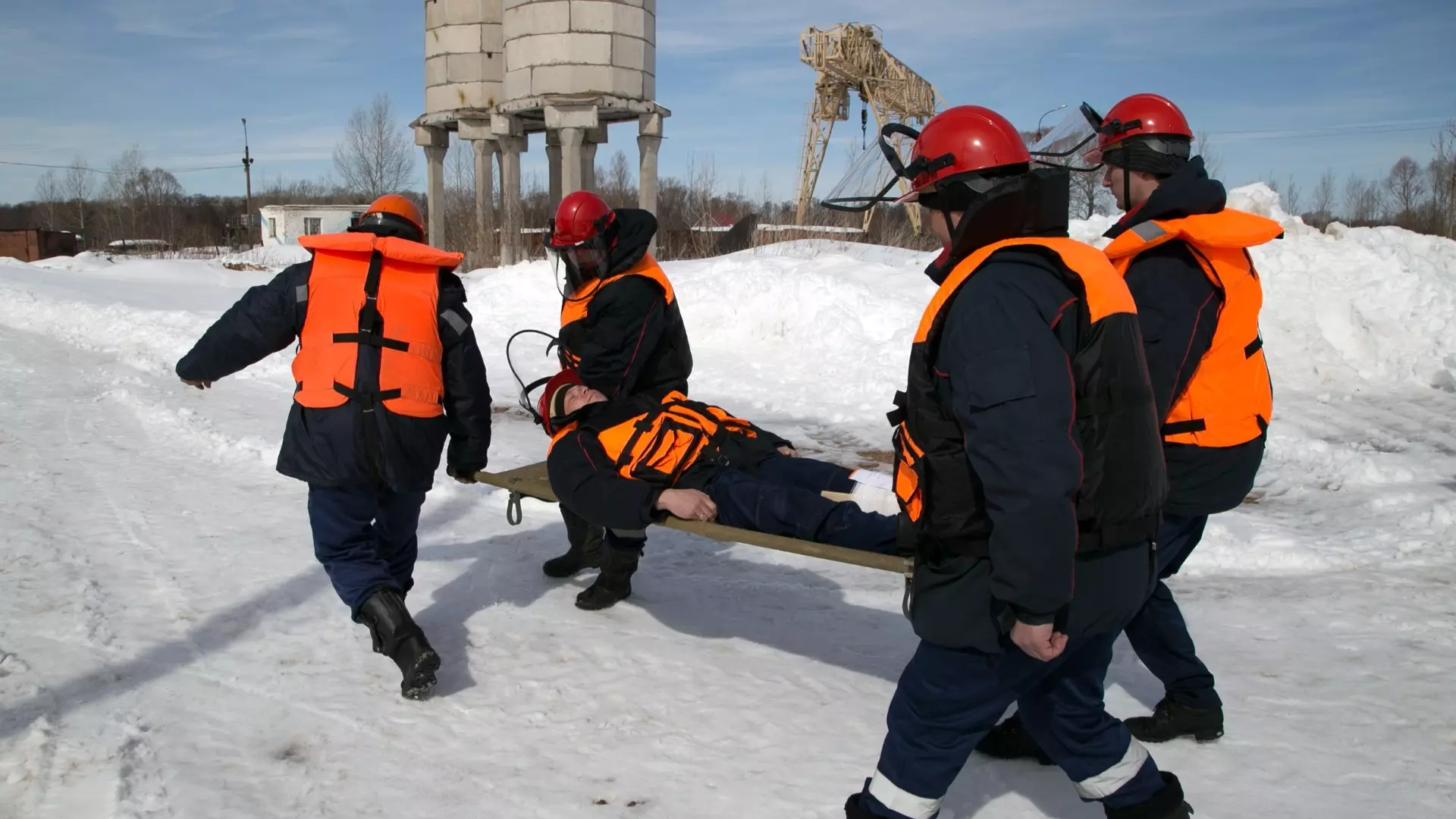 В Казани скорая помощь не смогла проехать во двор, пациента тащили по снегу