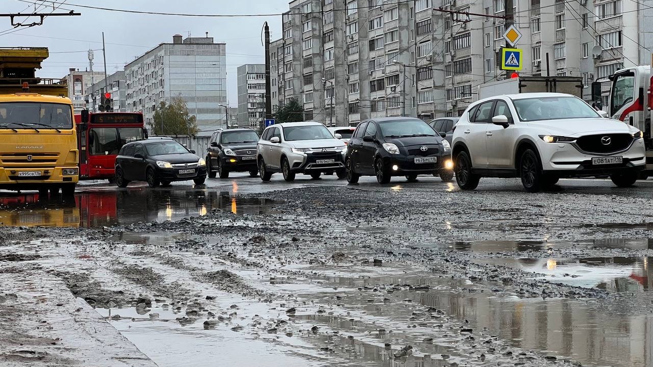 Как выглядит место разлома асфальта на Фучика в Казани