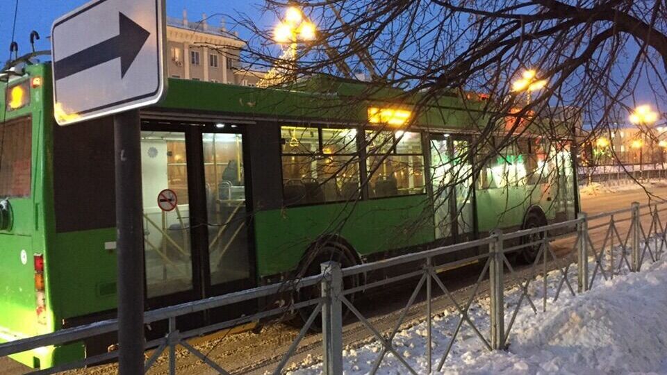 В Альметьевске пассажиров заперли в замерзающем троллейбусе