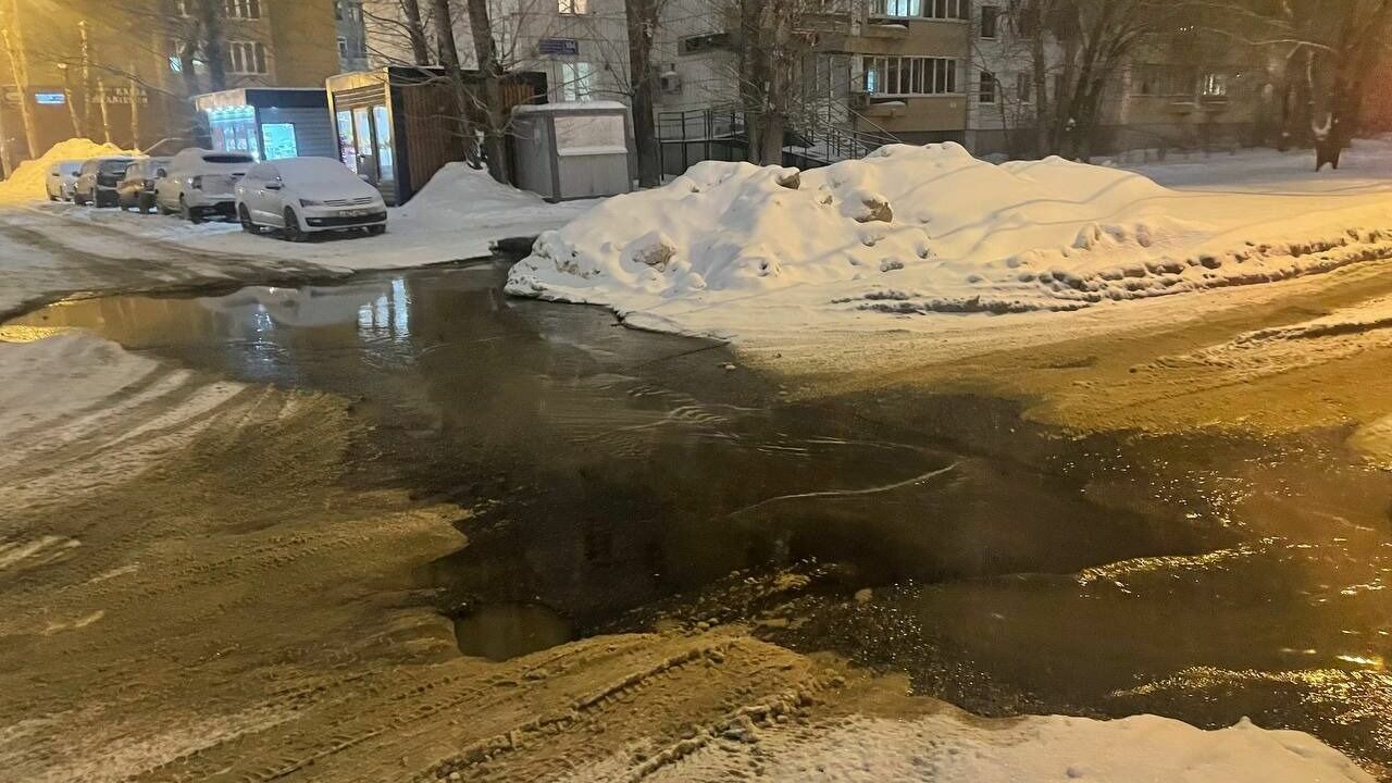 «Квартала утопают в нечистотах»: казанцы второй год терпят прорыв канализации