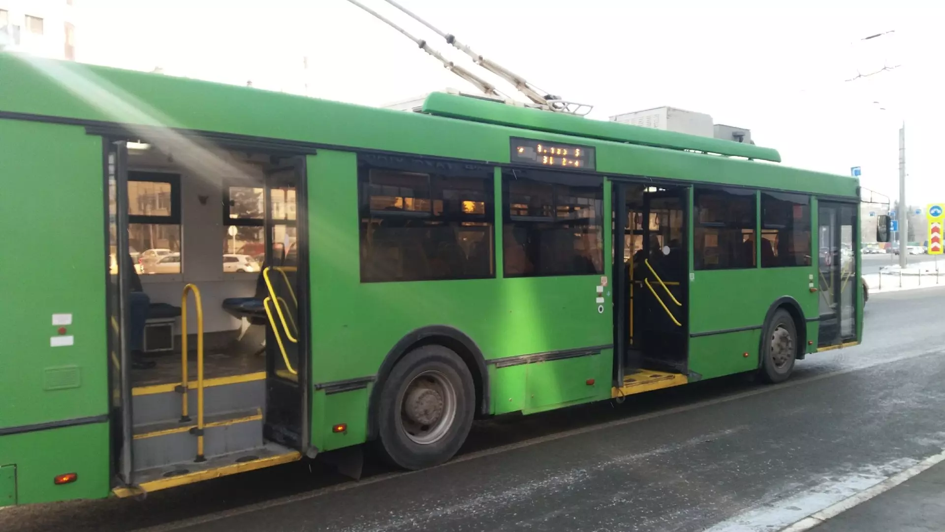 Из-за грузовика в Казани пострадал троллейбусный маршрут