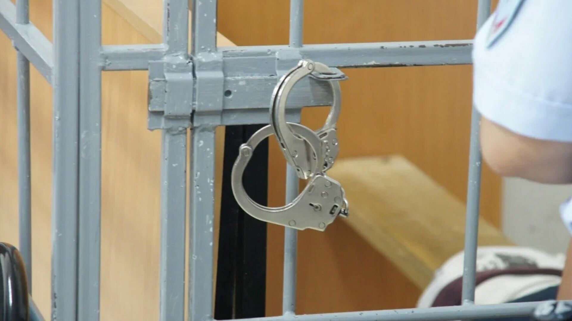 Татарстанец освободился из тюрьмы, ударил полицейского и снова сел
