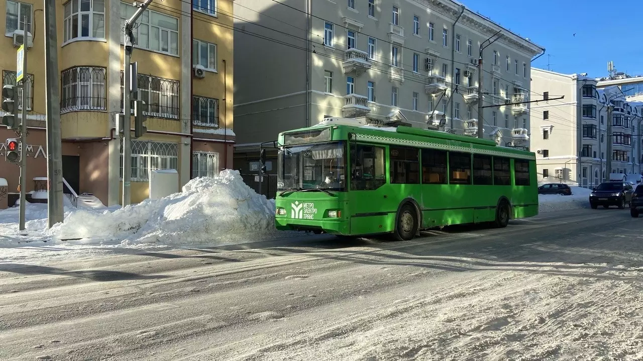 В Казани на Танковом кольце встали троллейбусы