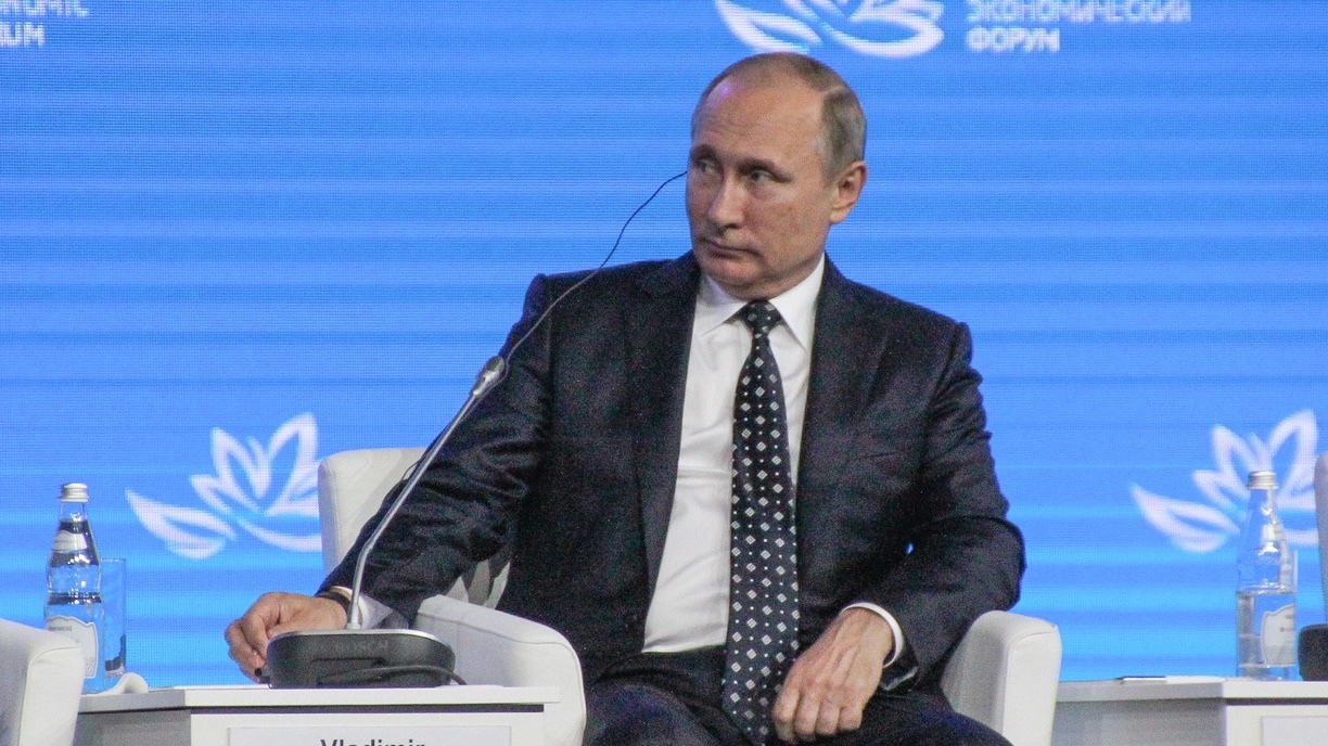 Путин запретил проводить мероприятия и работу общепита в ночное время