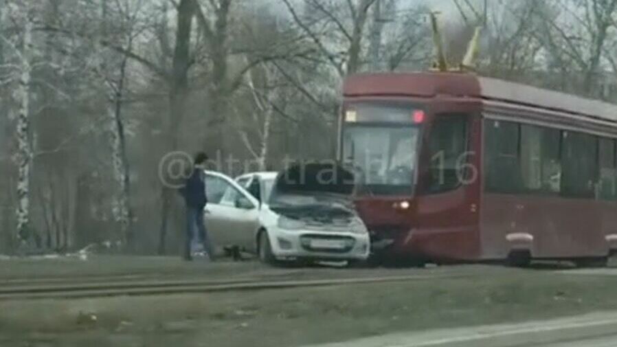 В Казани трамвай столкнулся с легковушкой