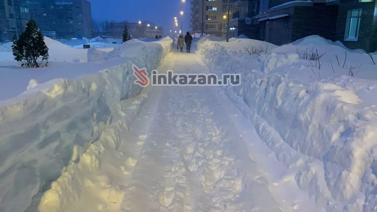Казань вновь засыпает снегом.