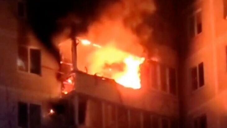 Пожар на фучика 37. Пожар в квартире в Казани. Пожар на балконе. Горящая квартира. Ночью сгорел дом.