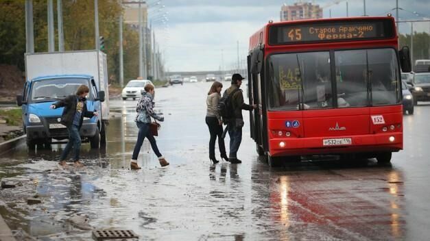 Казанский автобус остановился посреди дороги, чтобы посадить пассажира