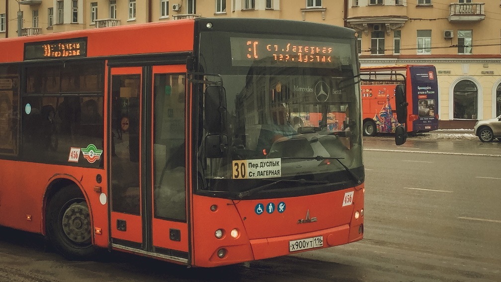 Казанский автобус ездил по городу с пробитым окном