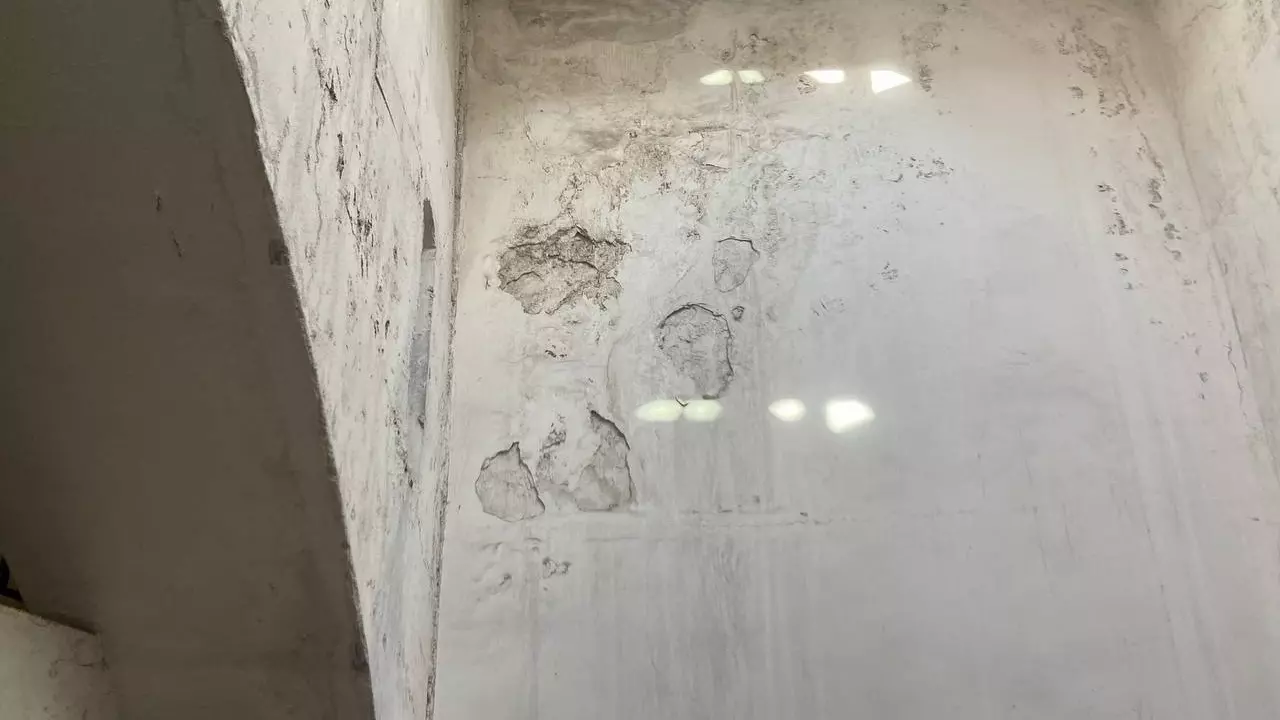 В казанском метро осыпаются стены
