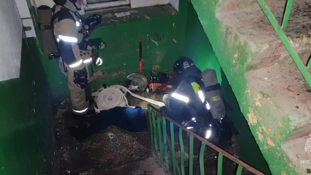 В Альметьевске спасли двух мужчин из горящей квартиры