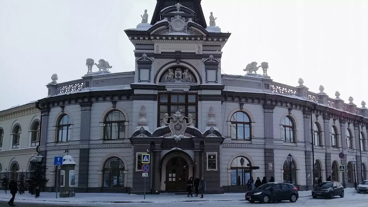 В центре Казани на машину обрушилась снежная глыба