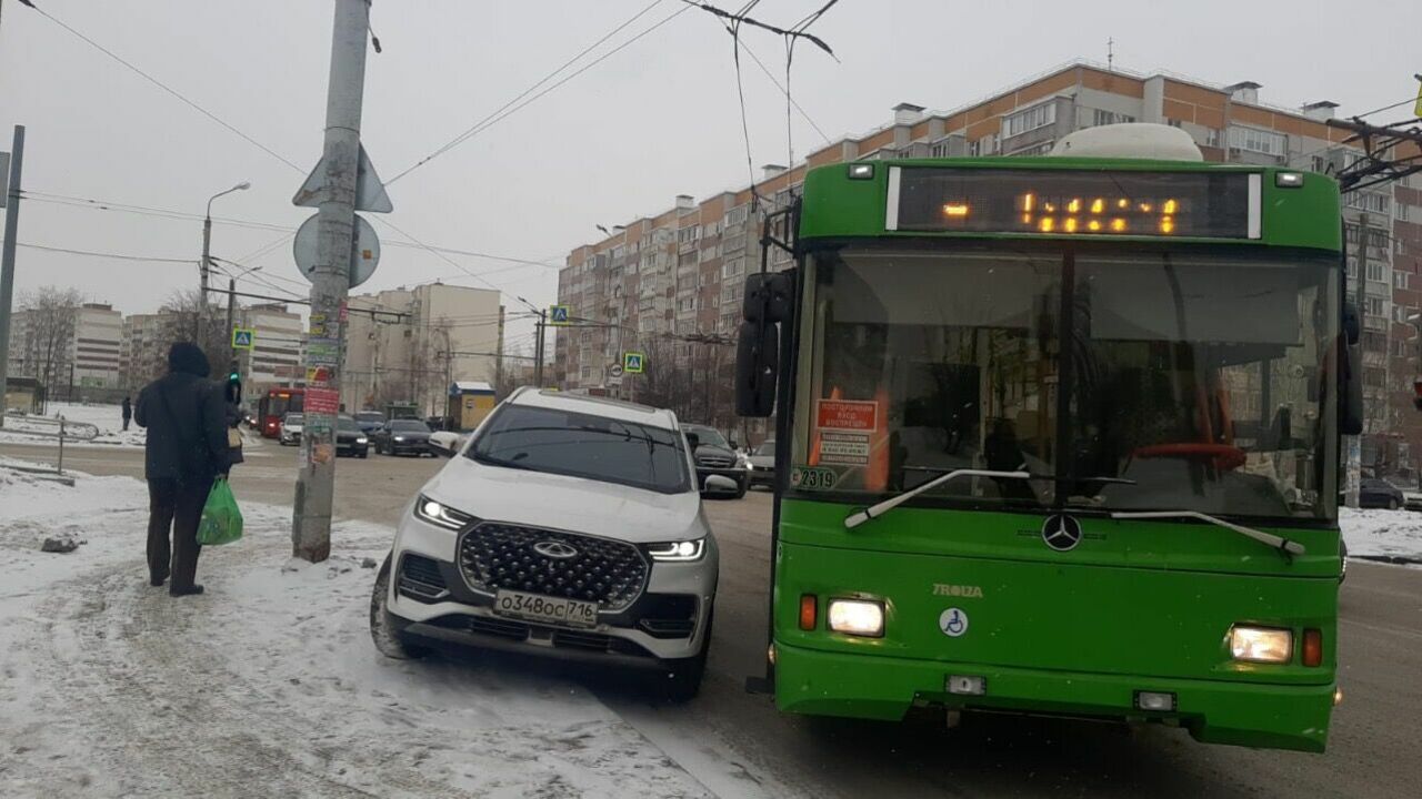 Массовое ДТП с троллейбусом парализовало движение в Казани