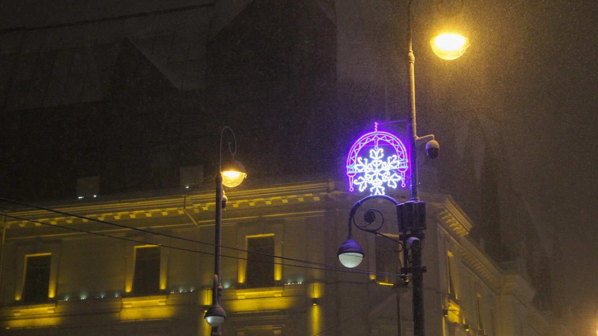 В Казани убирают новогодние иллюминации
