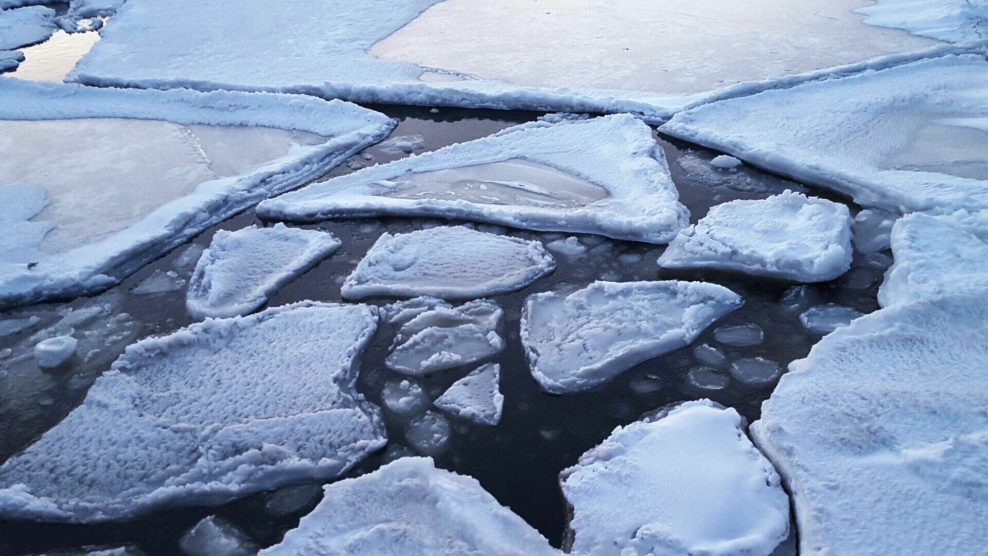 В Татарстане возле строительства моста через Каму убрали лед
