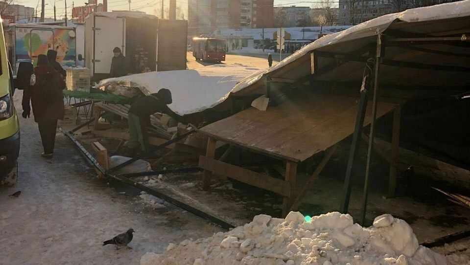 Киоск упал на продавщицу в Казани — Telegram