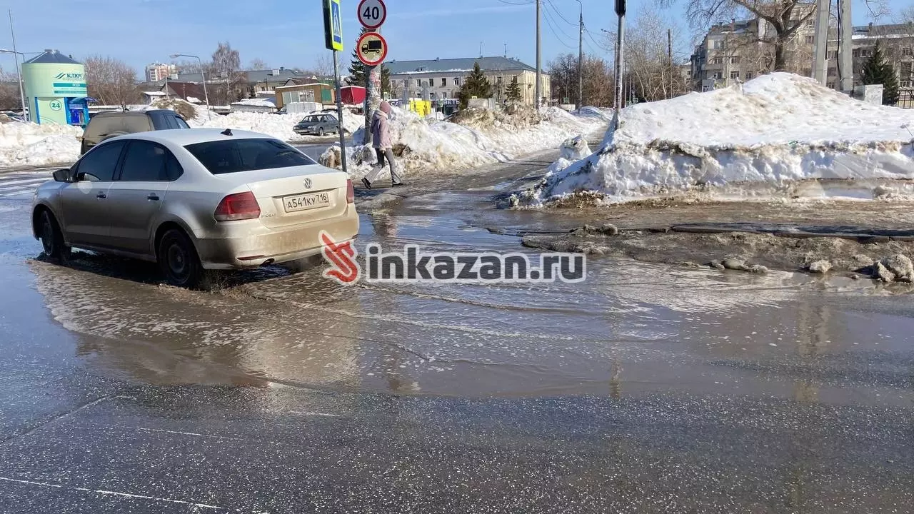 Казанец пожаловался на затопленную тающим снегом улицу