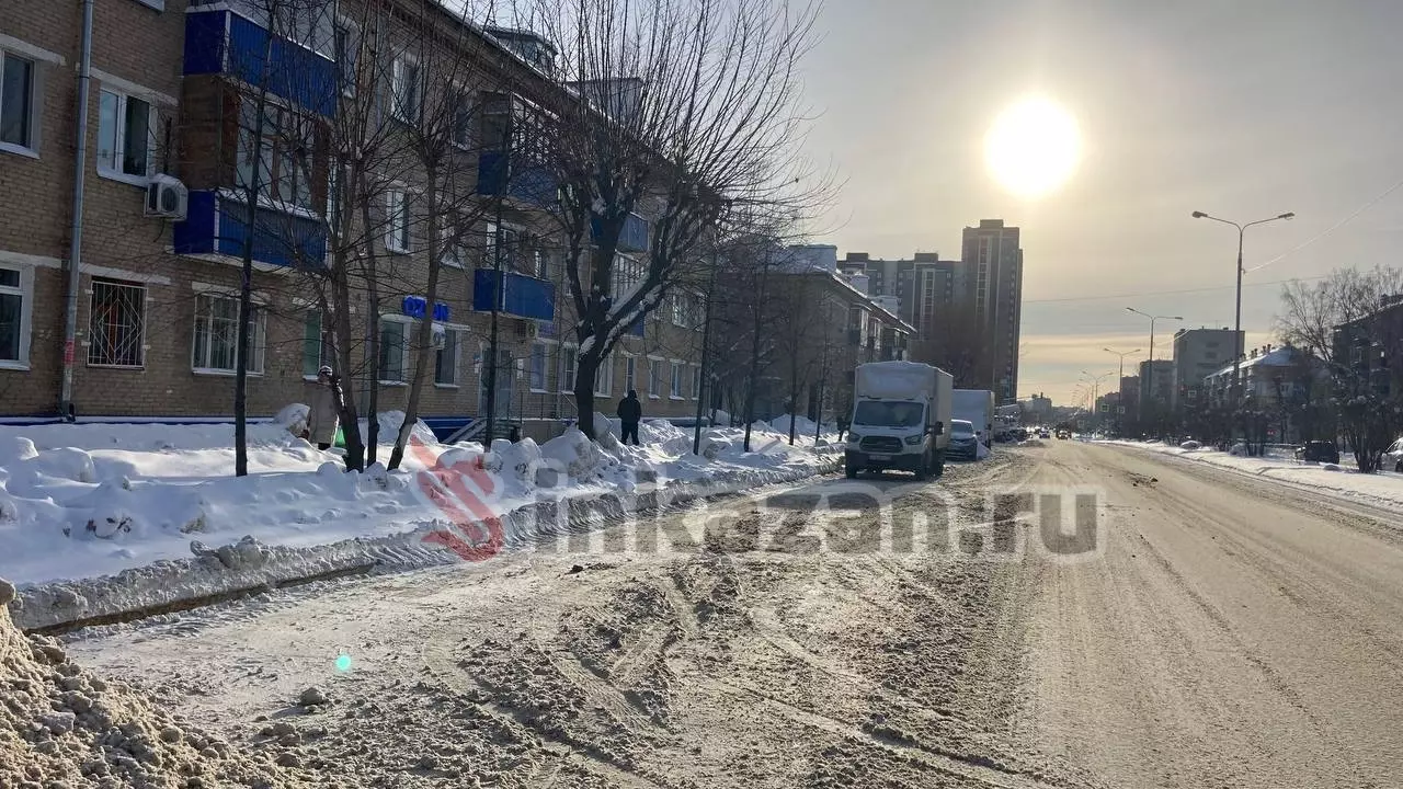 В Казани жители пожаловались на заставленную полосу на дороге
