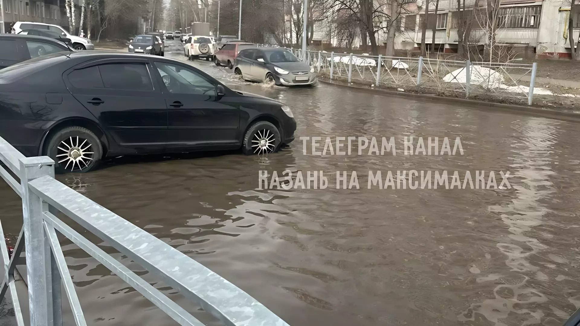 В Казани затопило дорогу до школы