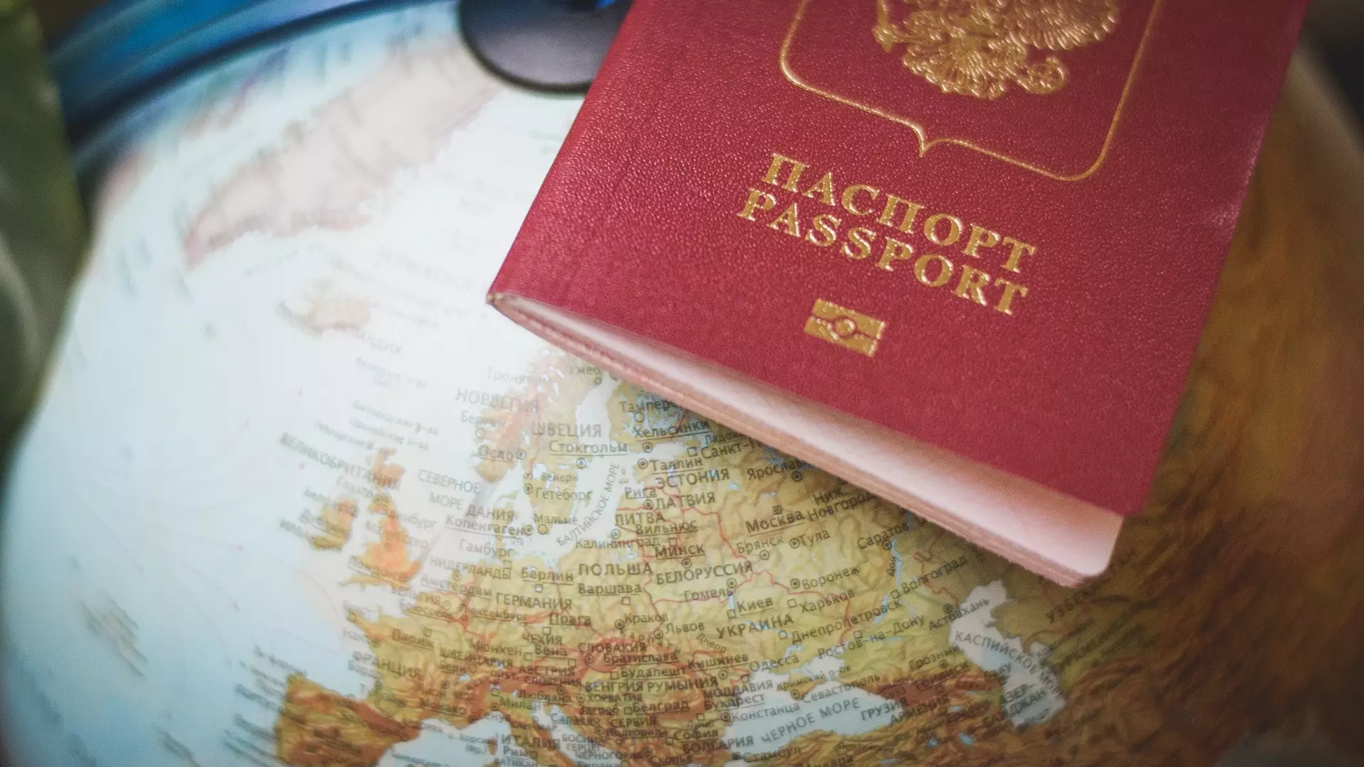 Российских туристов не выпускают за границу с новыми паспортами