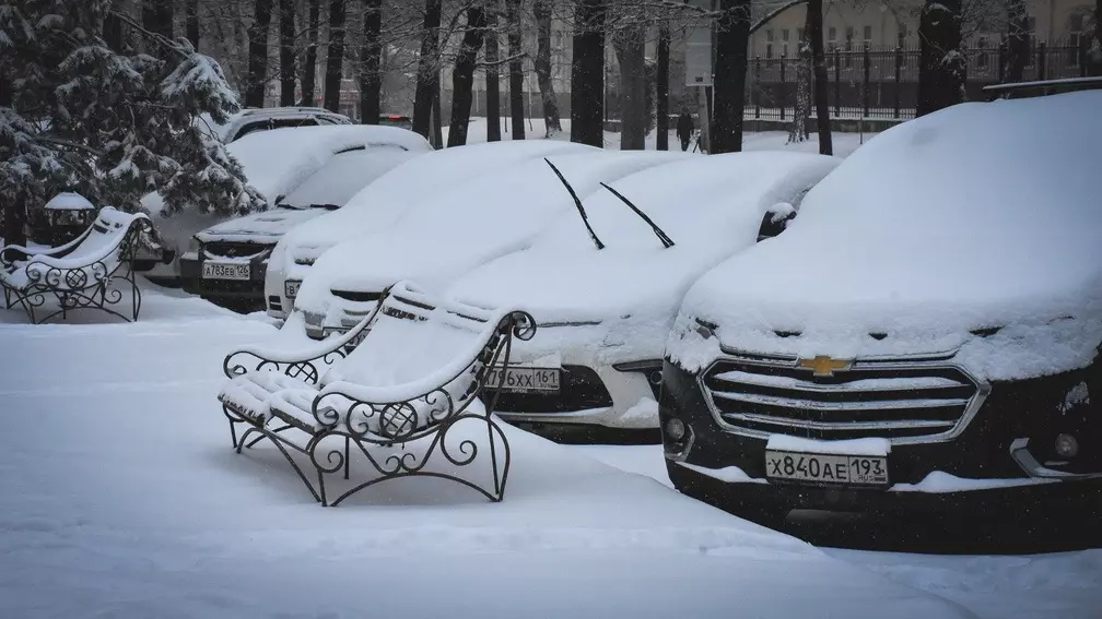 В Казани из-за снега брошенные на дороге машины будут эвакуировать