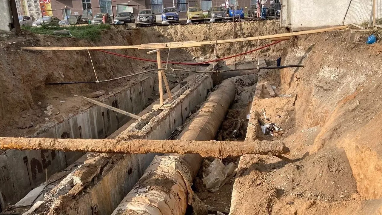 В Казани реконструируют водопровод на улице