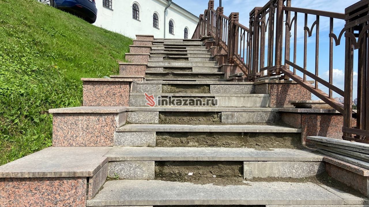 Под Казанским Кремлем «опадают» ступеньки