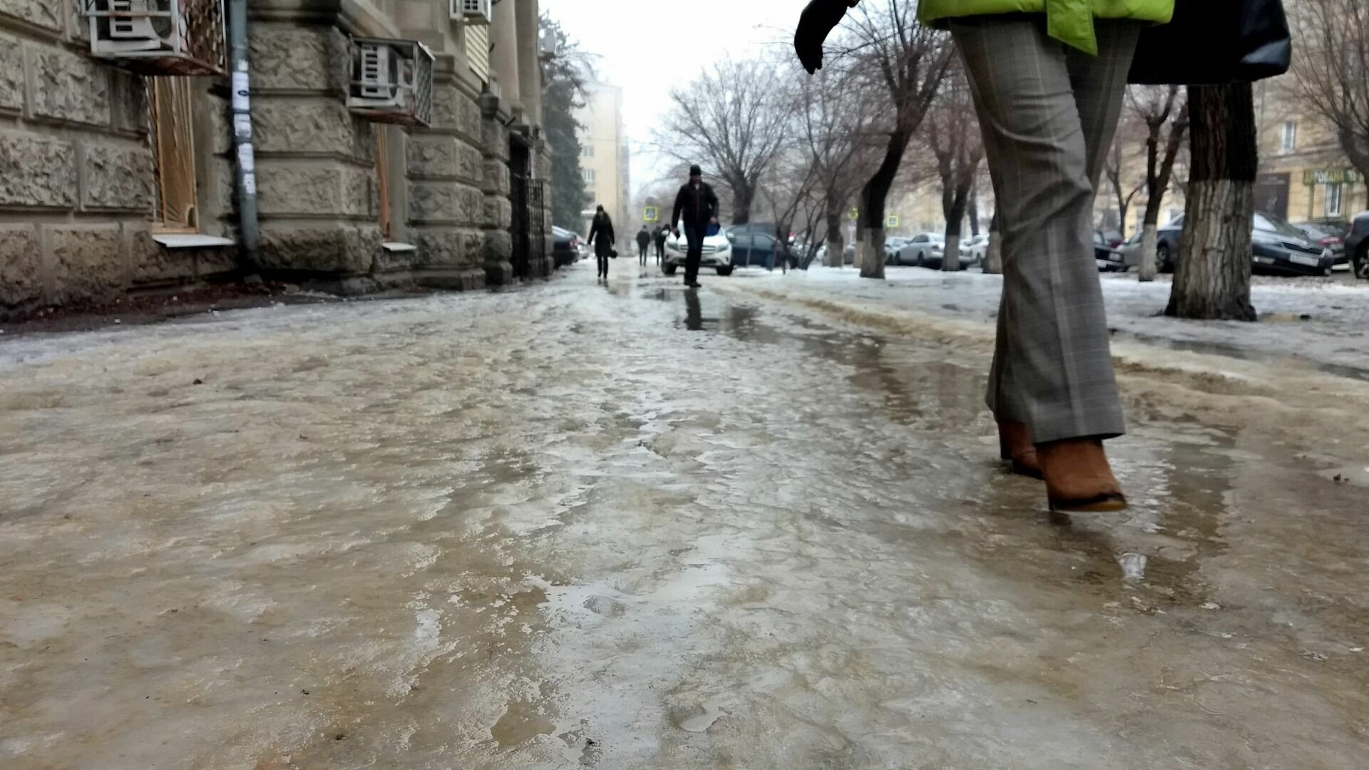 Люди вынуждены двигаться приставными шагами — эксперт об уборке улиц Казани
