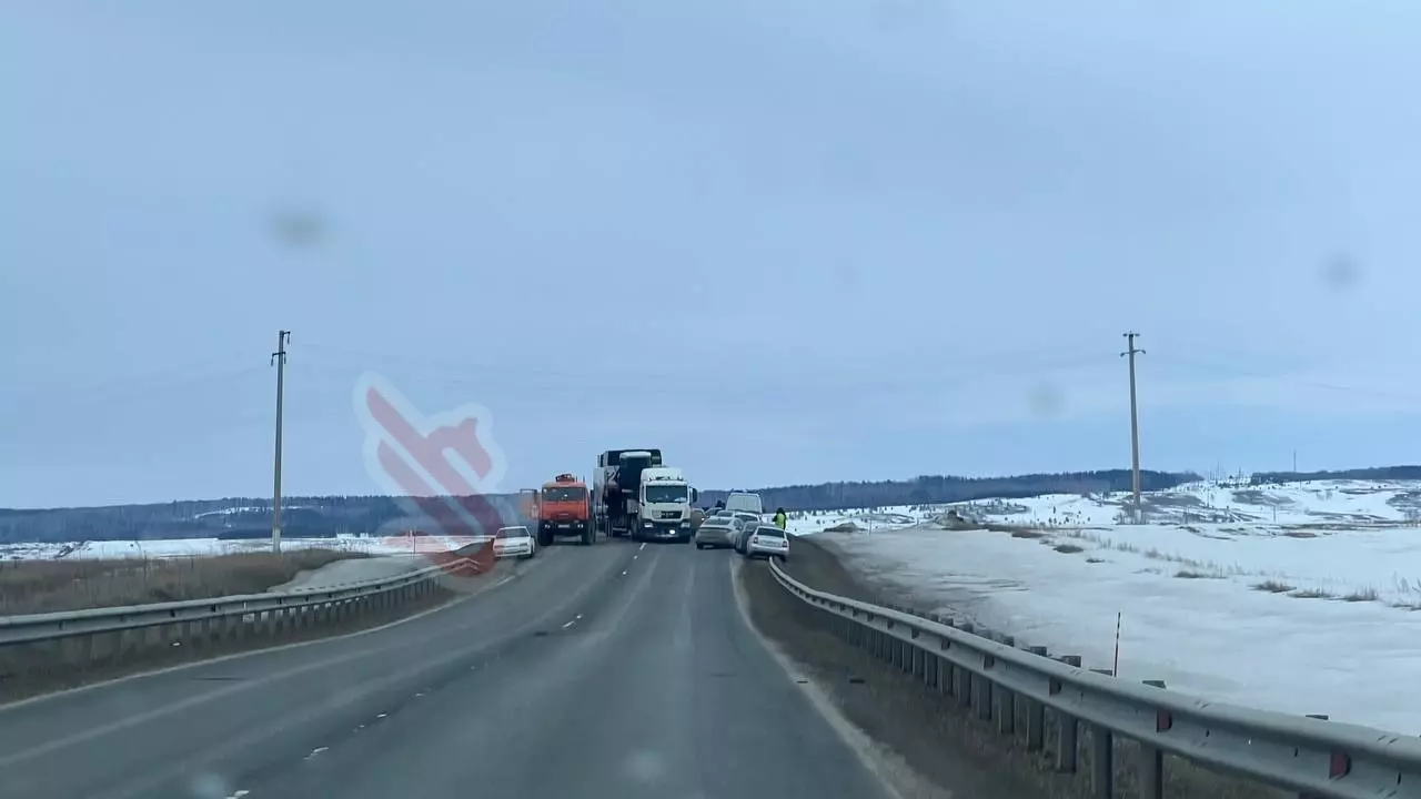 Две легковушки столкнулись лоб в лоб на трассе в Татарстане