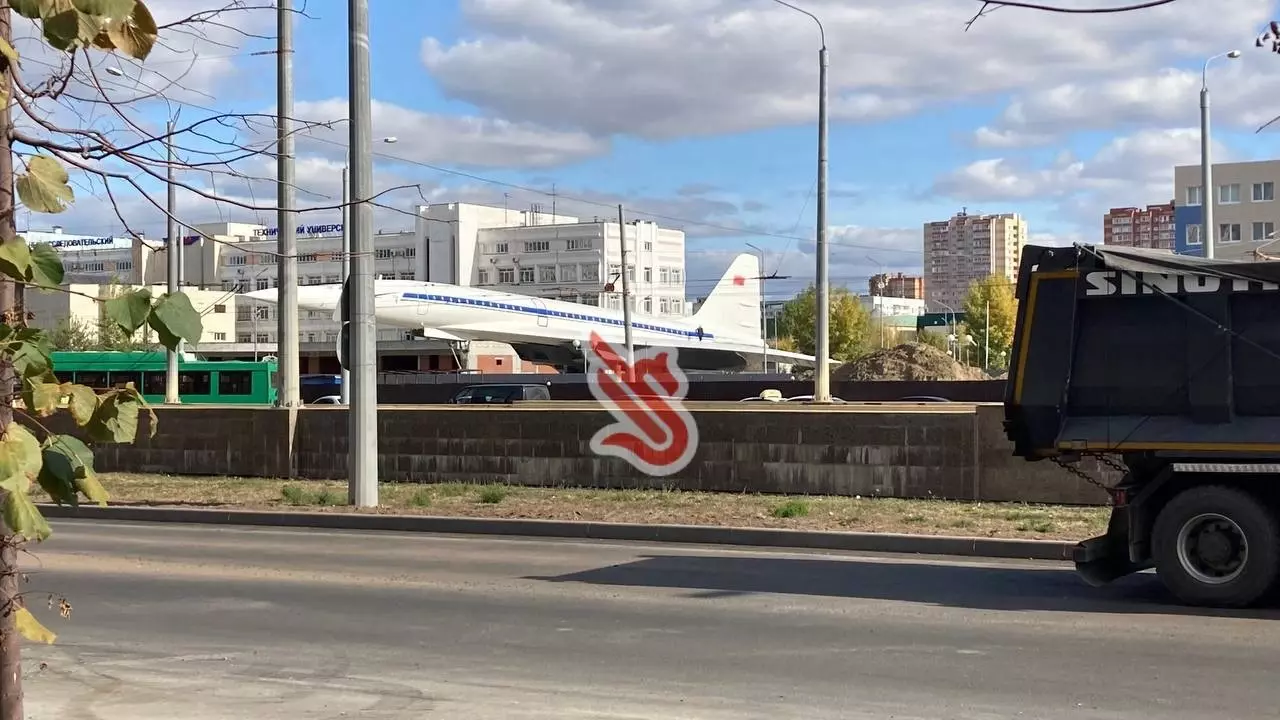 В Казани снова перекрасили самолет Ту-144 возле здания КАИ
