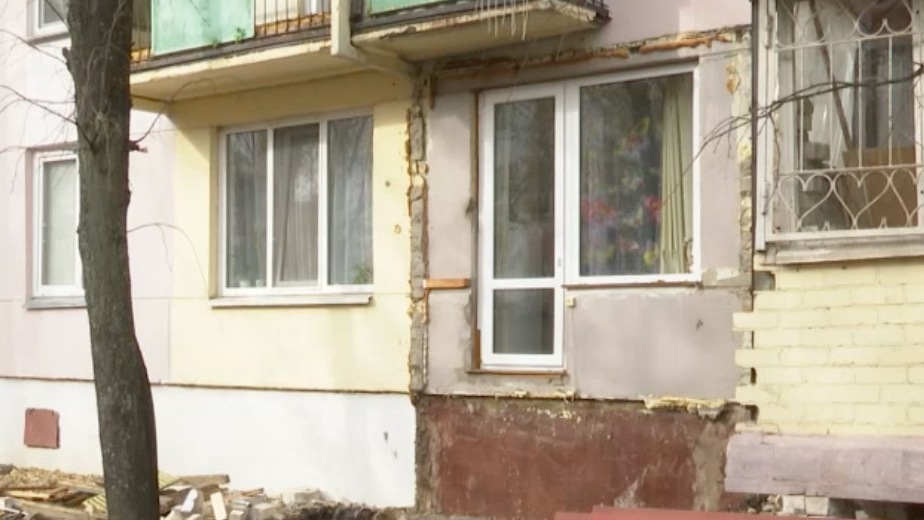 Женщине снесли балкон во время ремонта фасада в Татарстане