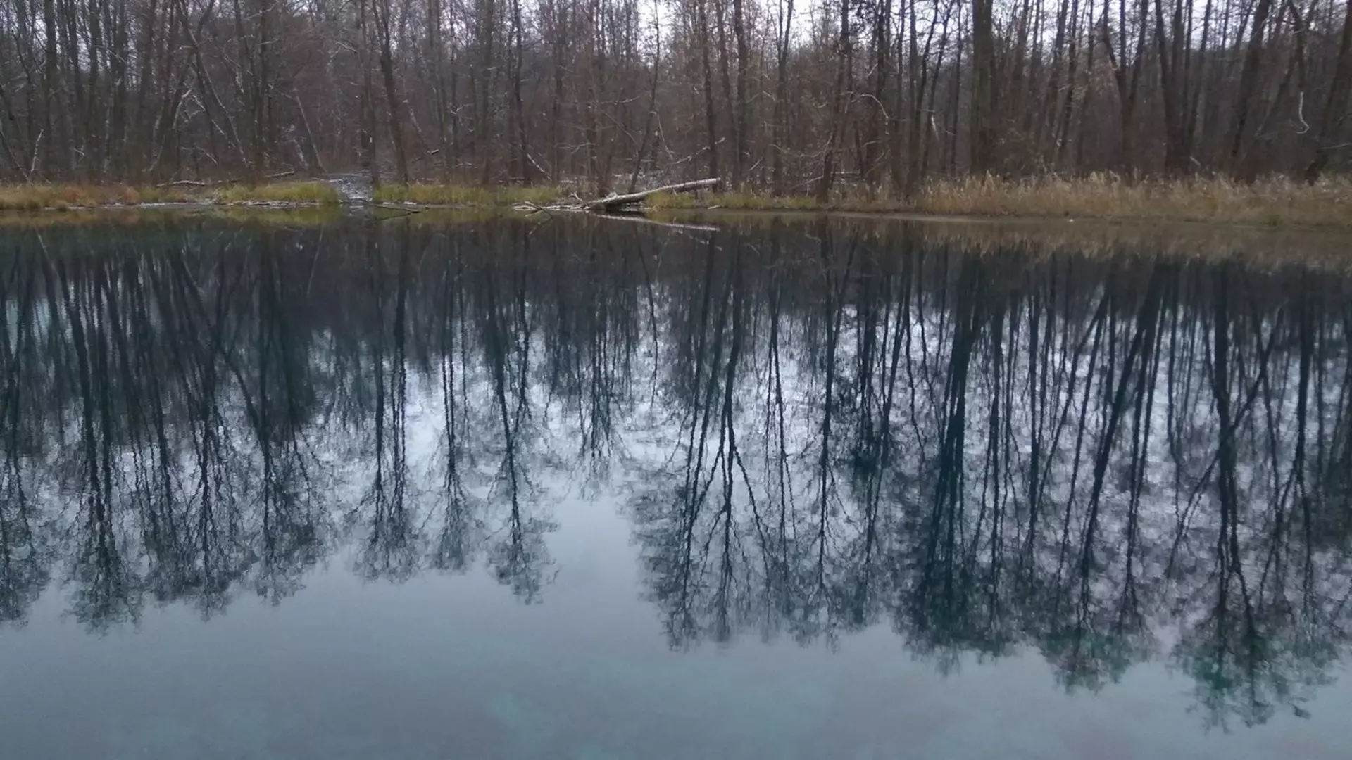 Потратили озер. Голубое озеро Казань 2023. Голубые озера в ноябре. Голубые озера фото октябрь. Голубое озеро Эстетика.