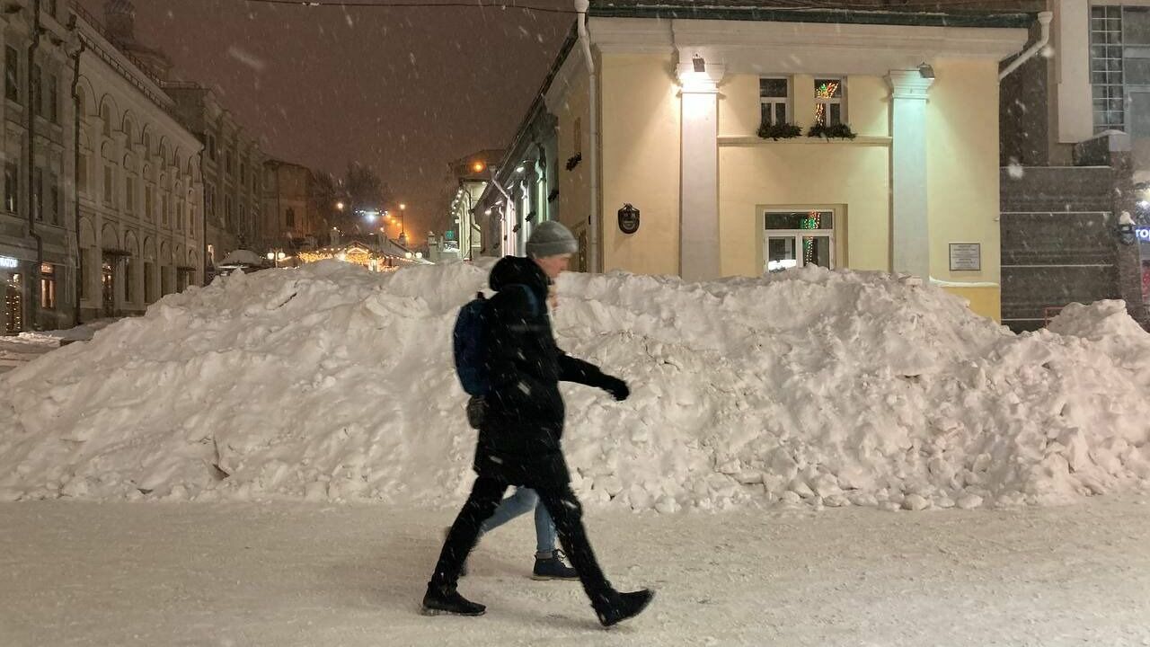 Мэрия Казани превратила улицу Баумана в свалку снега