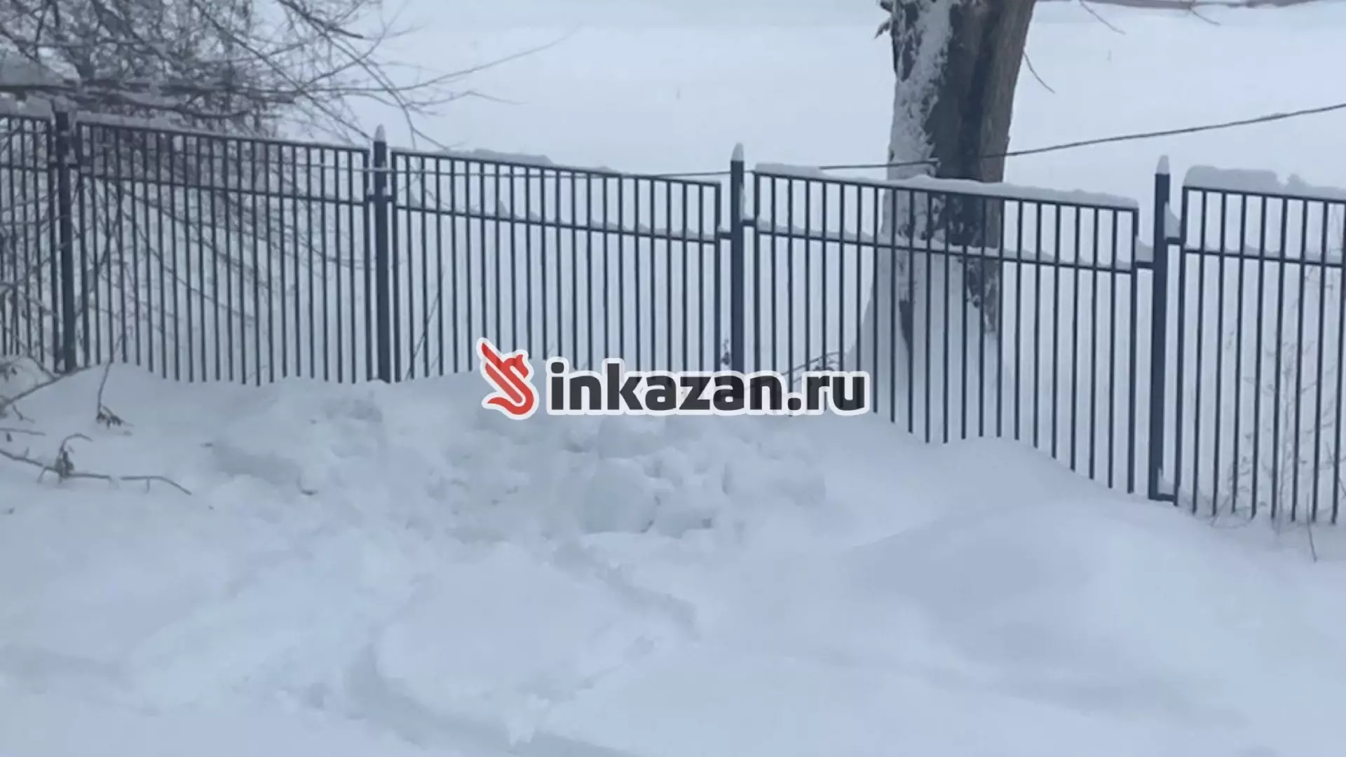 Казанские школы завалило снегом. Сугробы угрожают безопасности