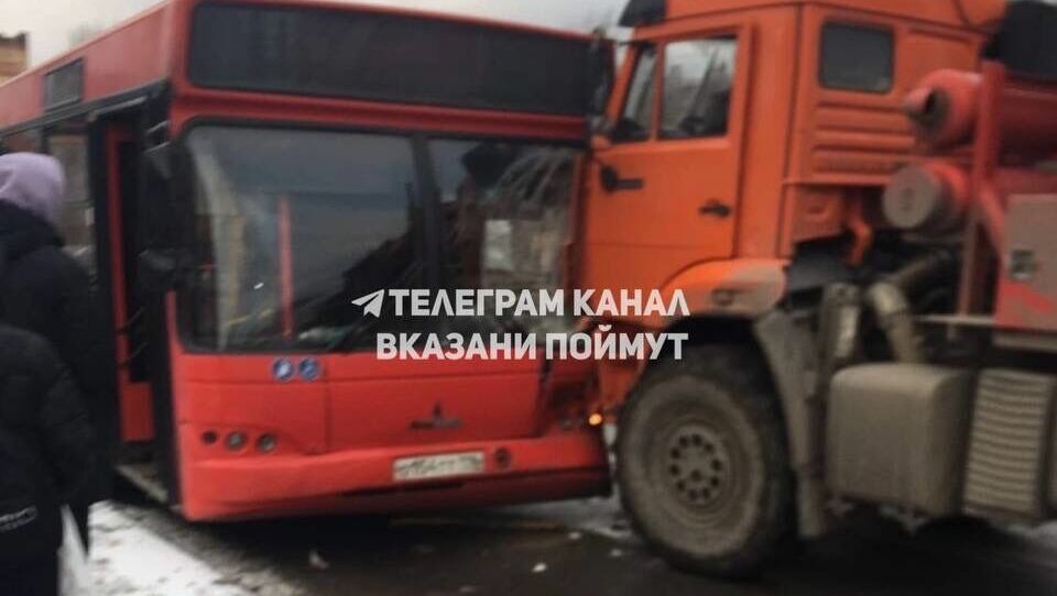 В Казани «Камаз» въехал в автобус. У водителя случился приступ