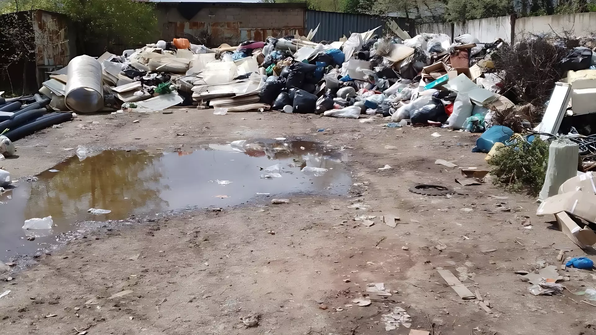 Поселок в Нижнекамске завалило мусором