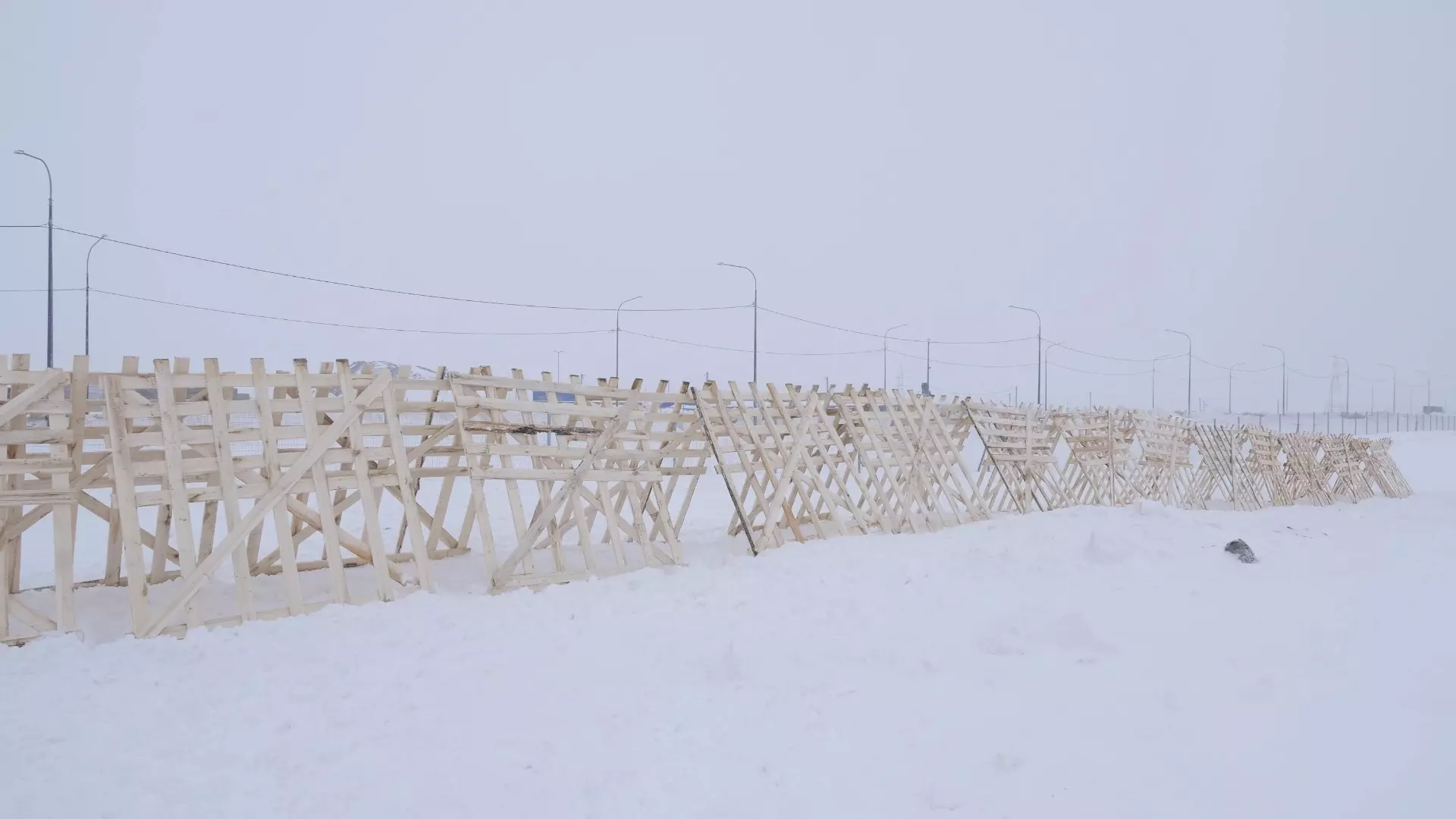 На М-12 установили деревянные щиты для защиты от снега