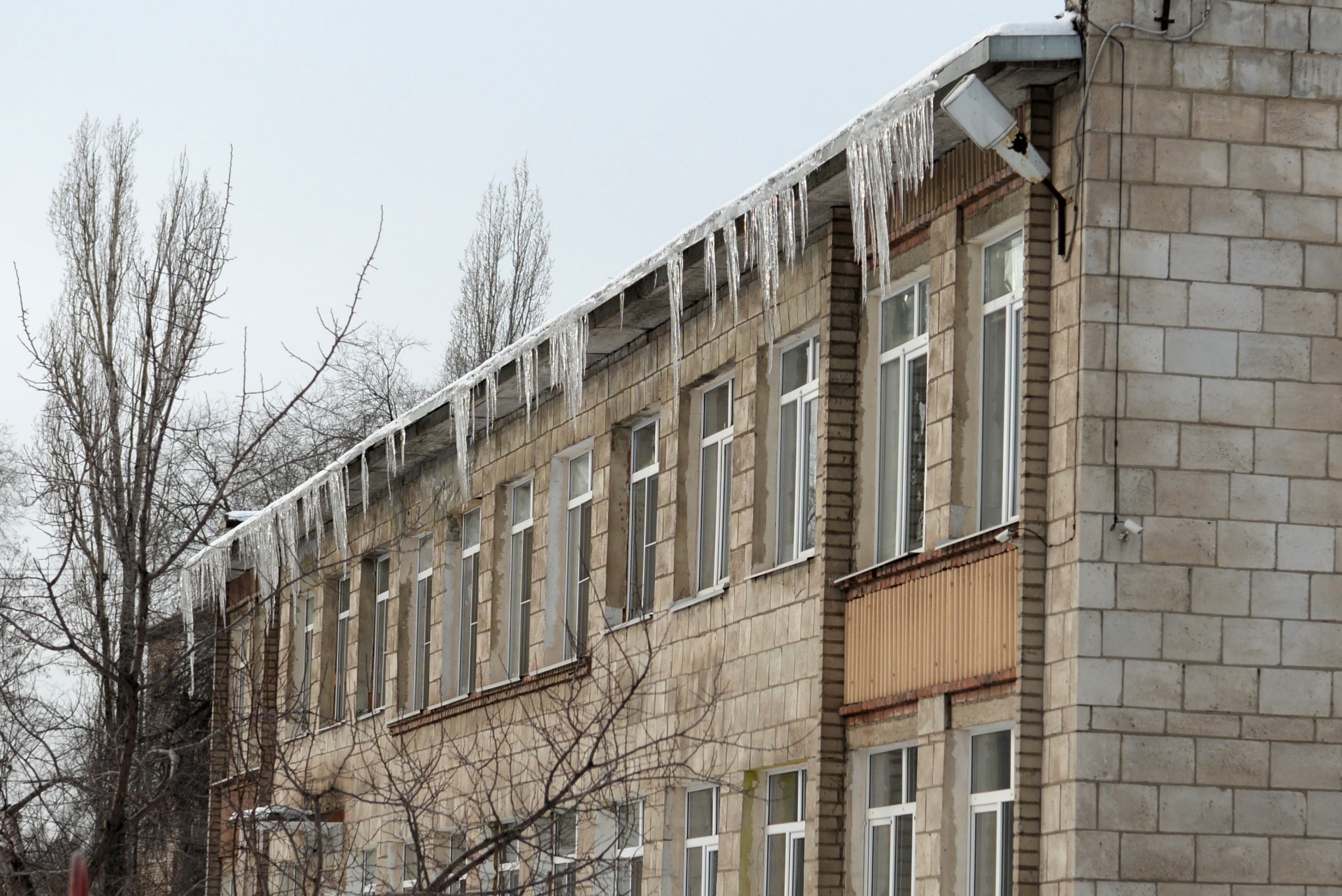 Власти Казани попросили очищать крыши от снеговых шапок и сосулек