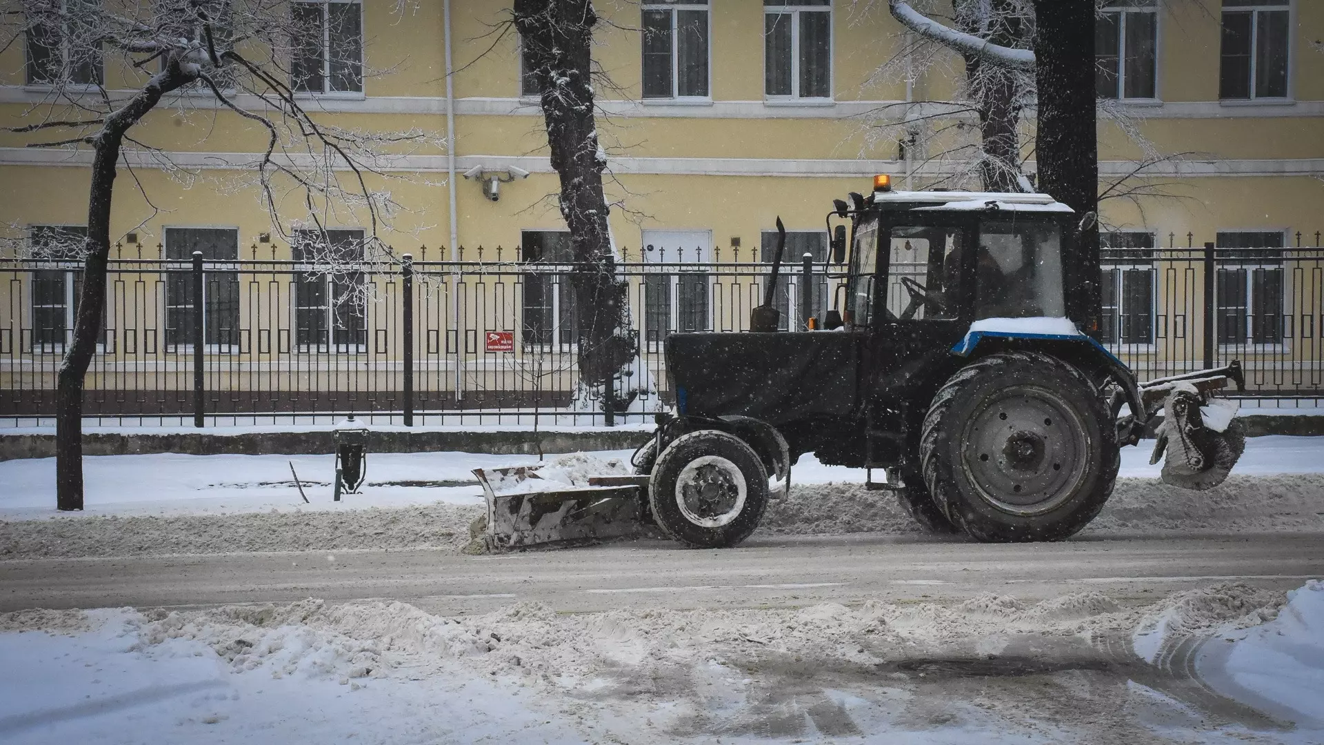 В Казани заявили о невозможности очистки дорог «до асфальта» во всем городе