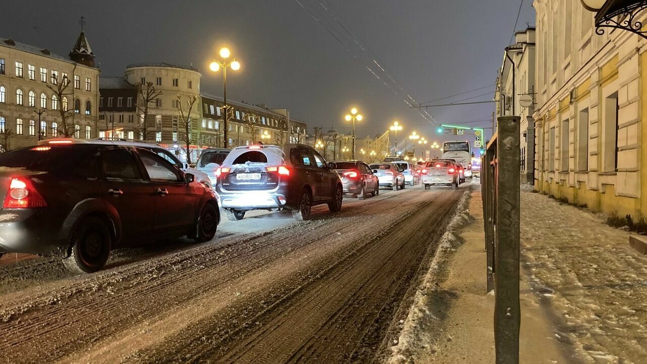 Казань после снегопада встала в 9-балльных пробках