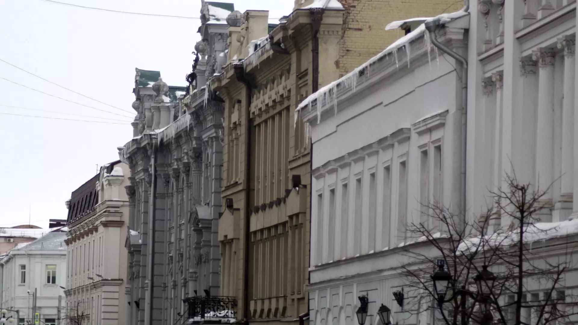 Власти Казани потребовали разобраться с падающим с крыш снегом