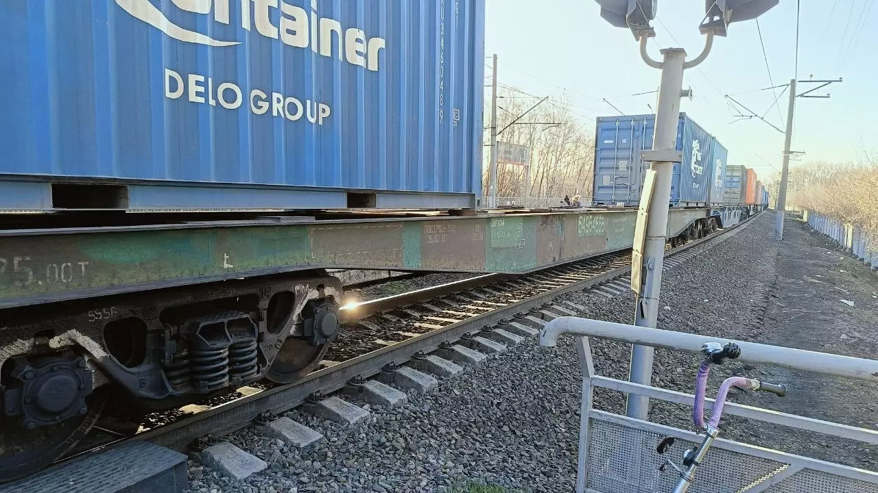Татарстанцы рискуют жизнью из-за стоящих на переходе товарных поездов