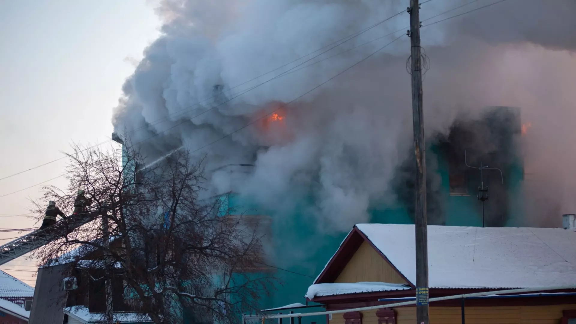 Окраину Казани накрыло черным дымом из-за пожара в автомойке