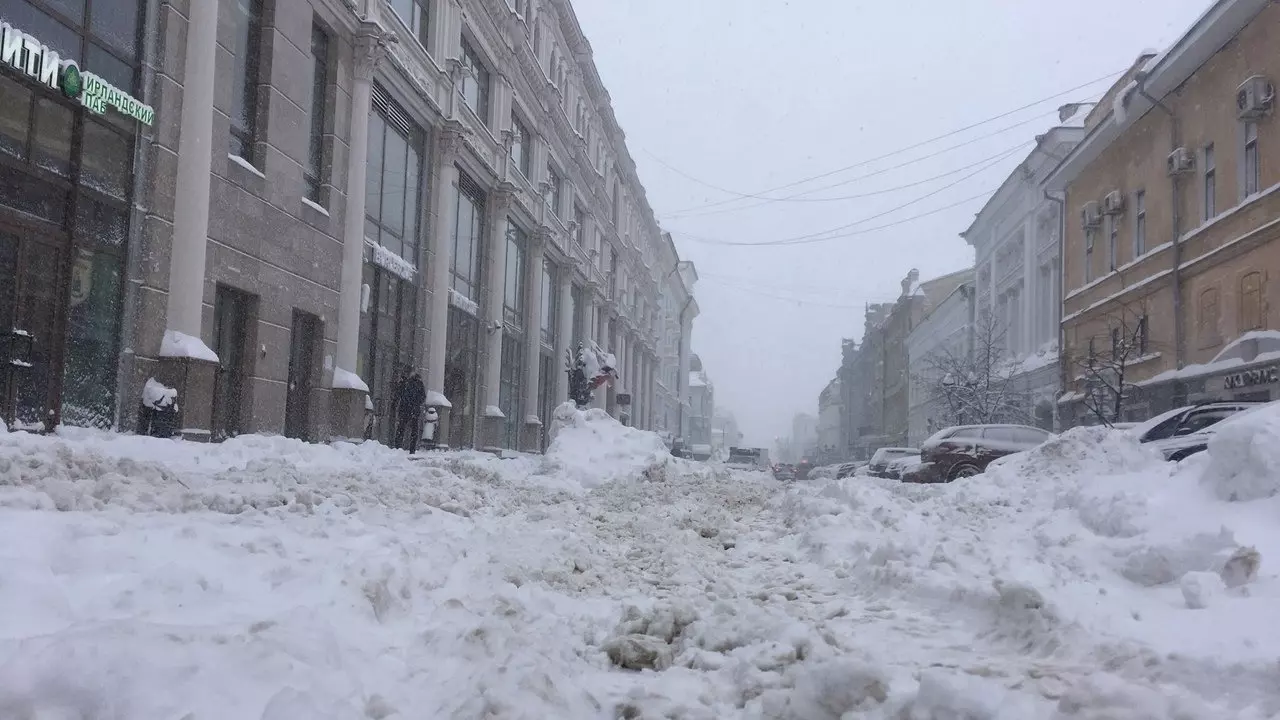 В центре Казани тающий снег может разрушить фундамент