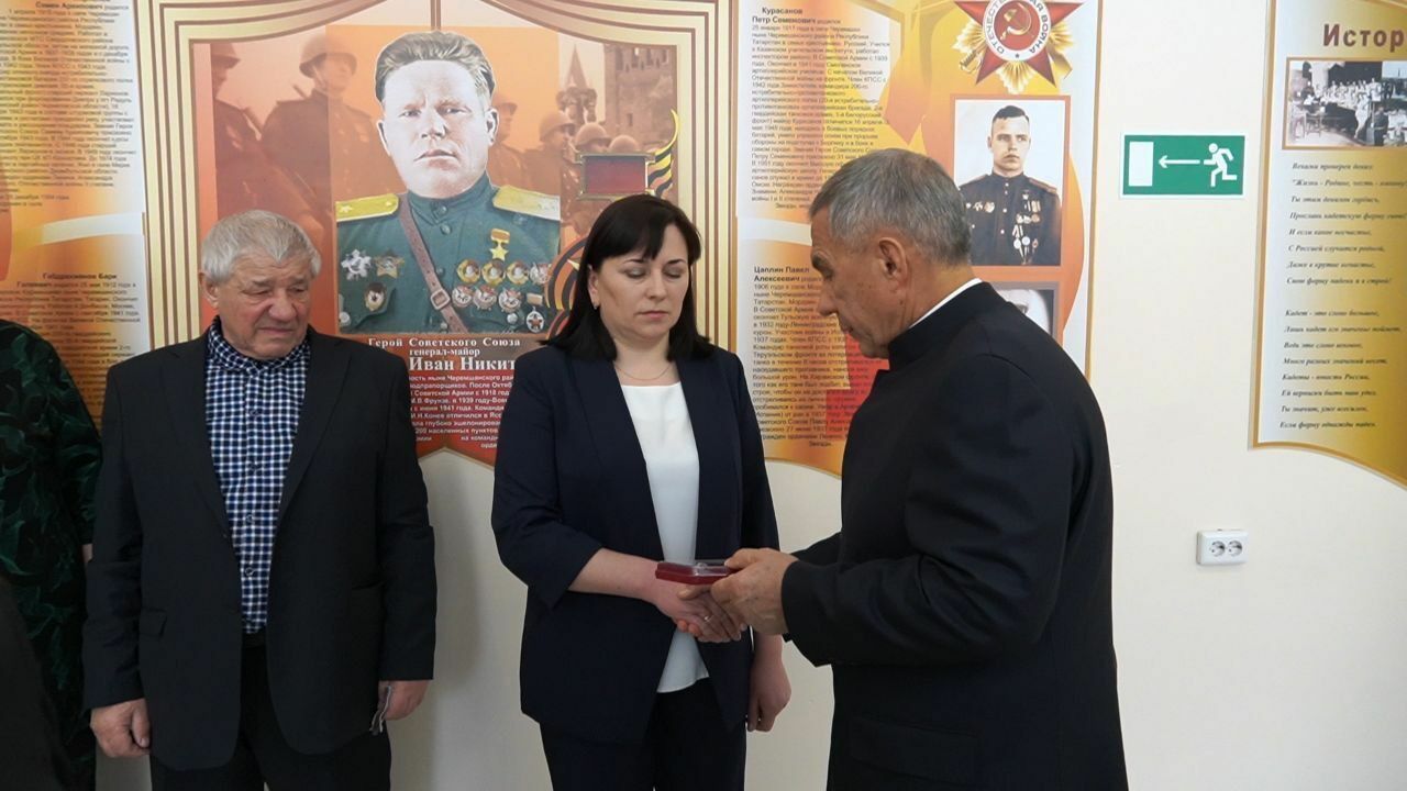 Минниханов вручил Орден Мужества вдове военнослужащего из Татарстана