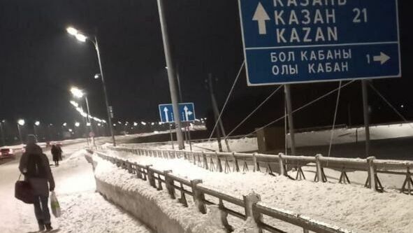 Казанцы пожаловались на заснеженную тропинку от аэропорта до остановки