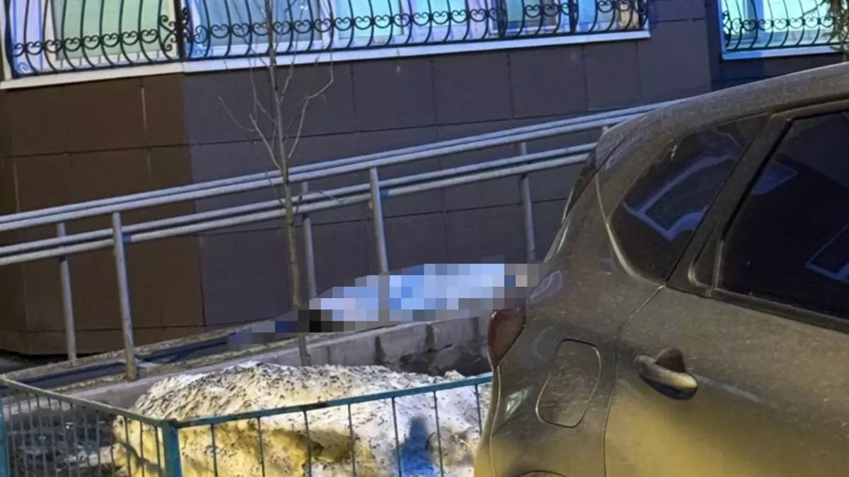 Школьник погиб после падения из окна квартиры в Казани