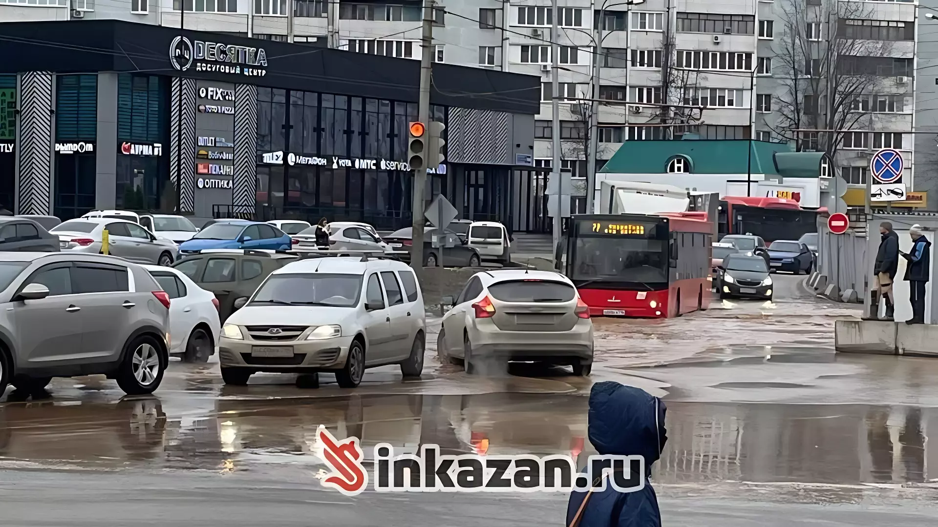 В Казани потоп на улице Фучика остановил движение троллейбусов